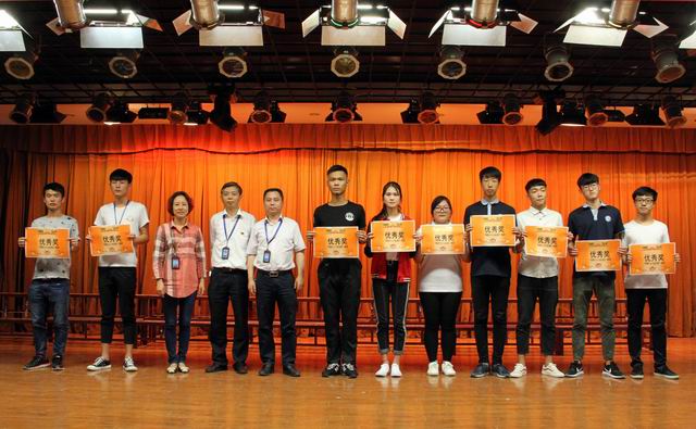 調(diào)整大小 13、楊繼強書記、李波書記和沈群書記給獲得優(yōu)秀獎的代表隊頒獎.jpg