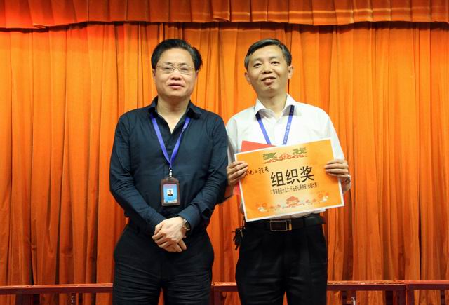 調(diào)整大小 9、任建設(shè)副院長給機電工程系頒發(fā)組織獎.jpg