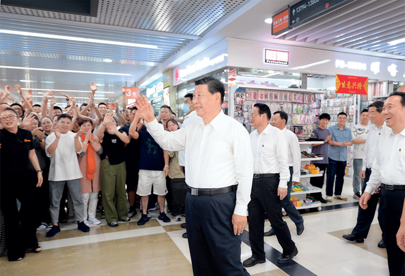 2023年9月20日至21日，中共中央總書記、國家主席、中央軍委主席習(xí)近平在浙江考察。這是20日上午，習(xí)近平在義烏國際商貿(mào)城考察時，同商戶親切交流。 新華社記者 李學(xué)仁/攝