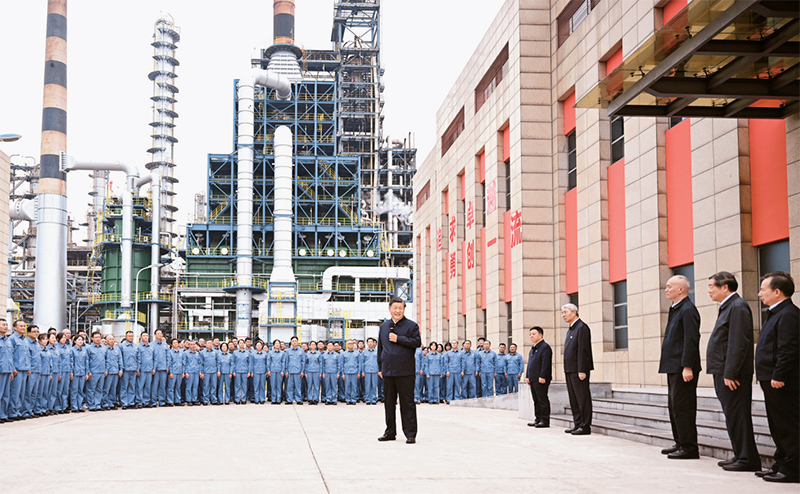 2023年10月10日至13日，中共中央總書記、國家主席、中央軍委主席習(xí)近平在江西考察。這是10日下午，習(xí)近平在中國石化九江分公司考察時，同企業(yè)員工親切交流。 新華社記者 謝環(huán)馳/攝