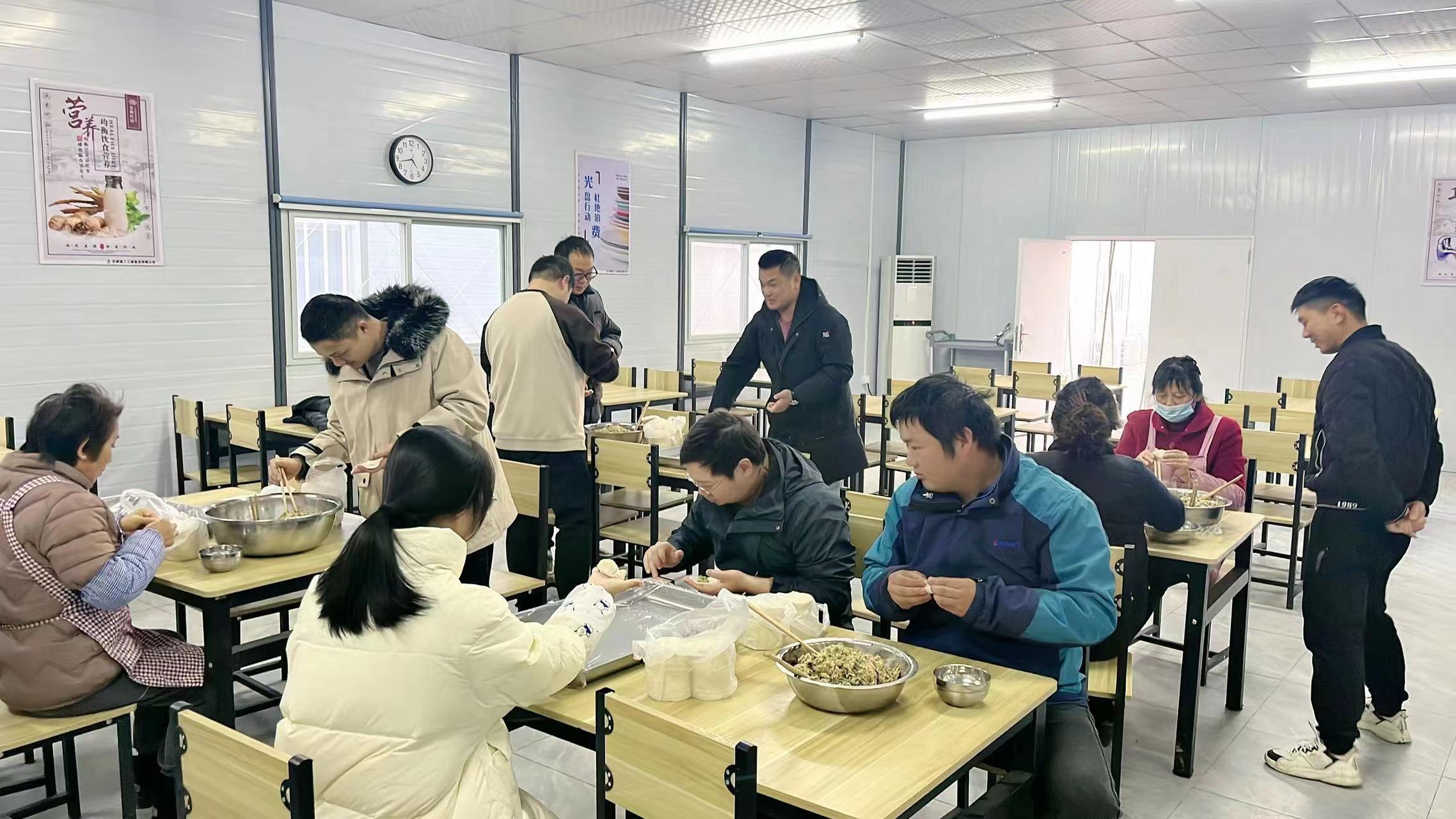 云河灣項目其樂融融，大家一起吃冬至餃子，準備了餃子皮40多斤、肉40多斤、蔬菜若干，下午不忙的同志一起包餃子大約有20多人，黨員同志4人，晚上聚餐大約40人。.jpg