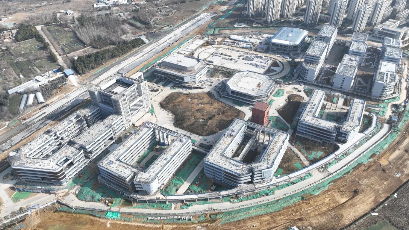 為確保合肥一中淝河校區(qū)項目2024年竣工交付節(jié)點如期完成，迅速掀起春節(jié)后復(fù)工即大干勞動熱潮，形成一股緊張快干、提速爭先的濃厚氛圍，2月16日，合肥一中淝河校區(qū)項目召開節(jié)后復(fù)工動員大會。會上，各部門負(fù)責(zé)人報告了2023年度收尾工作情況及今年的工作任務(wù)，以月、周為時間軸線，明確各目標(biāo)節(jié)點，并以圖表的形式對各勞務(wù)班組負(fù)責(zé)人進(jìn)行全面交底，落實工作目標(biāo)責(zé)任制，做到責(zé)任到人，切實做到工作目標(biāo)化，目標(biāo)階段化，階段具體化，具體責(zé)任化。 (2)_副本.jpg