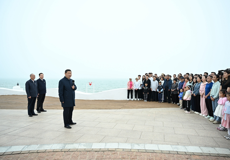 5月22日至24日，中共中央總書記、國家主席、中央軍委主席習(xí)近平在山東考察。這是22日下午，習(xí)近平在日照市陽光海岸綠道同市民和游客親切交流。