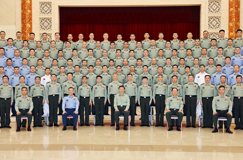 5月22日至24日，中共中央總書記、國家主席、中央軍委主席習(xí)近平在山東考察。這是23日上午，習(xí)近平在濟(jì)南親切接見駐濟(jì)南部隊(duì)上校以上領(lǐng)導(dǎo)干部，代表黨中央和中央軍委向駐濟(jì)南部隊(duì)全體官兵致以誠摯問候。