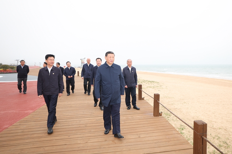 5月22日至24日，中共中央總書記、國家主席、中央軍委主席習(xí)近平在山東考察。這是22日下午，習(xí)近平在日照市陽光海岸綠道考察。