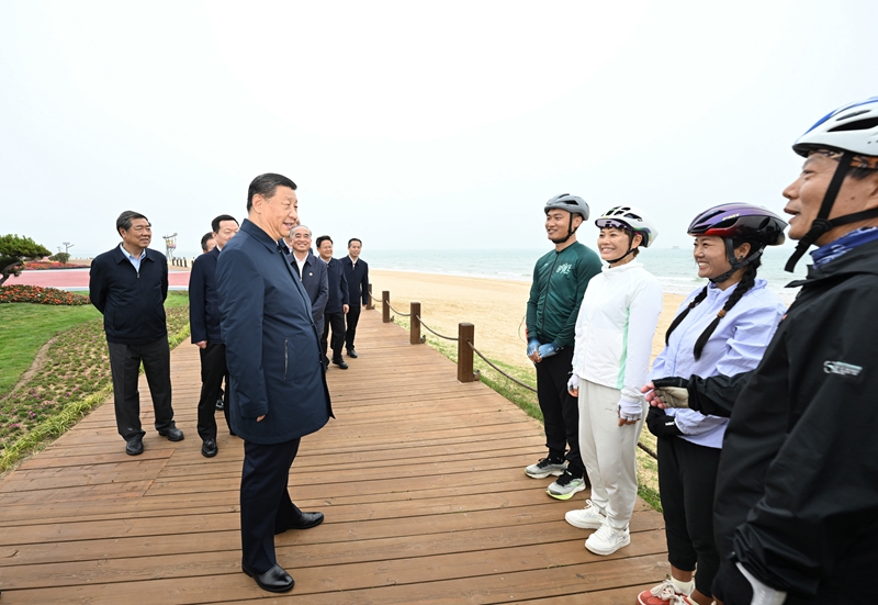 5月22日至24日，中共中央總書記、國家主席、中央軍委主席習(xí)近平在山東考察。這是22日下午，習(xí)近平在日照市陽光海岸綠道同市民親切交流。