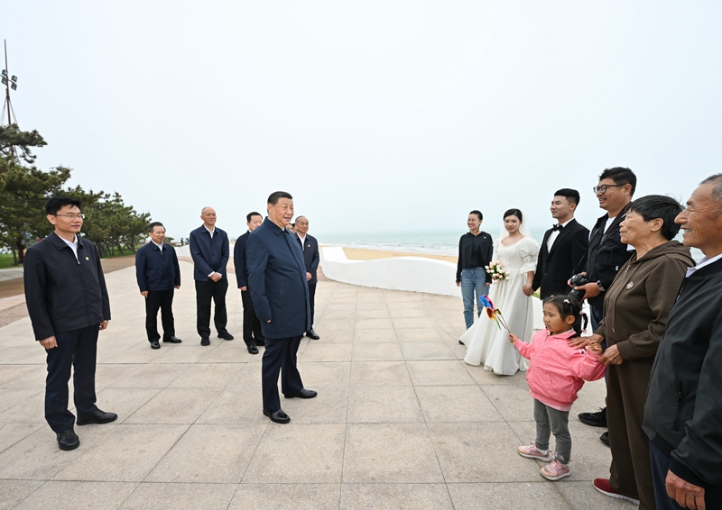 5月22日至24日，中共中央總書記、國家主席、中央軍委主席習(xí)近平在山東考察。這是22日下午，習(xí)近平在日照市陽光海岸綠道同市民親切交流。