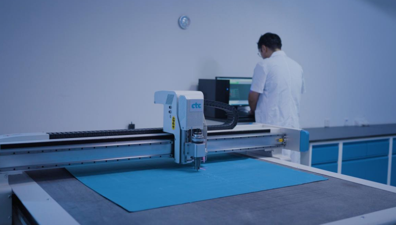 智能數(shù)控自動裁樣機。